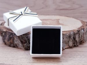 Boite cadeau blanche carrée avec nœud