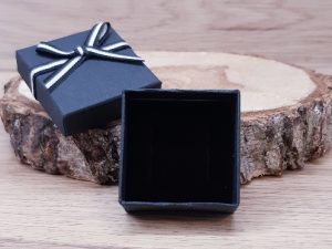 Boite cadeau noire carrée avec nœud