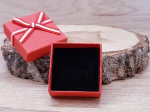 Boite cadeau rouge carrée avec nœud