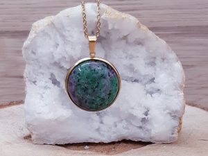Pendentif médaillon 25mm Zoïsite rubis