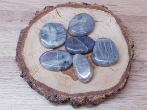 Pierre plate Labradorite grise violette